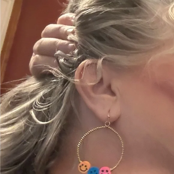 🐿️ Colorful Smiley Face Hoop Earrings- BOUTIQUE-NEW -$10 - Picture 3 of 3